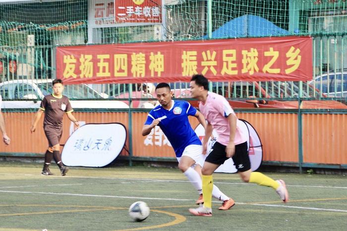 足球竞技带来无限乐趣观众尽情欢呼