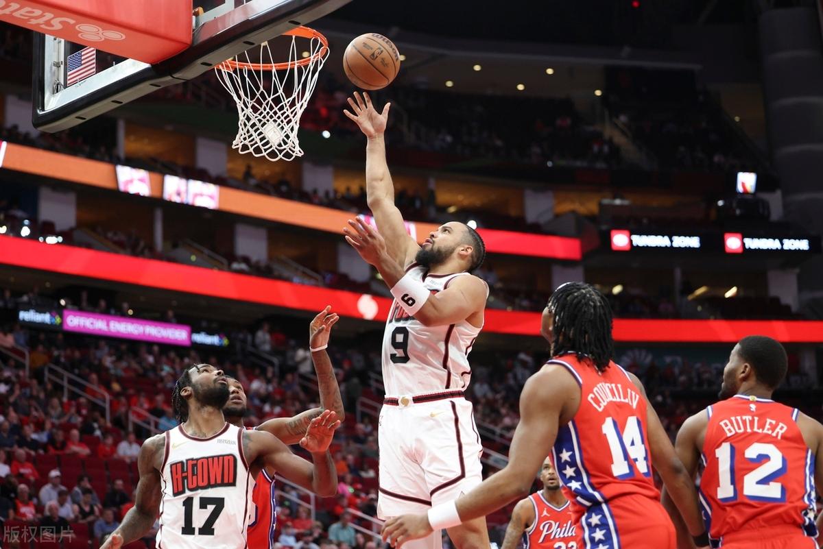 比赛中球员鏖战时刻,展现出顶级运动员精神 比赛中球员鏖战时刻,展现出顶级运动员精神