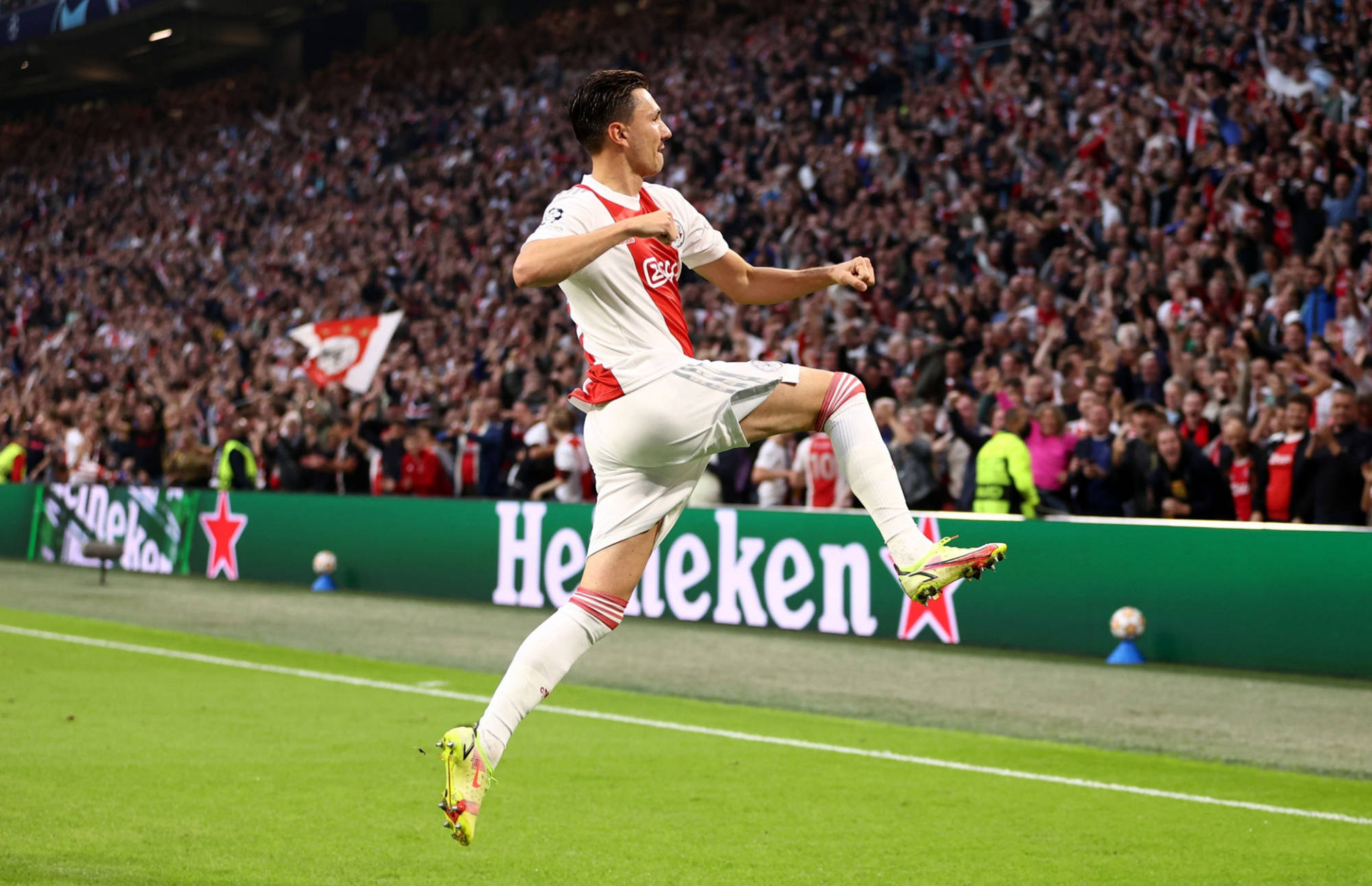 阿贾克斯客场疲惫,惨遭惨败近关无解 阿贾克斯客场疲惫,惨遭惨败近关无解