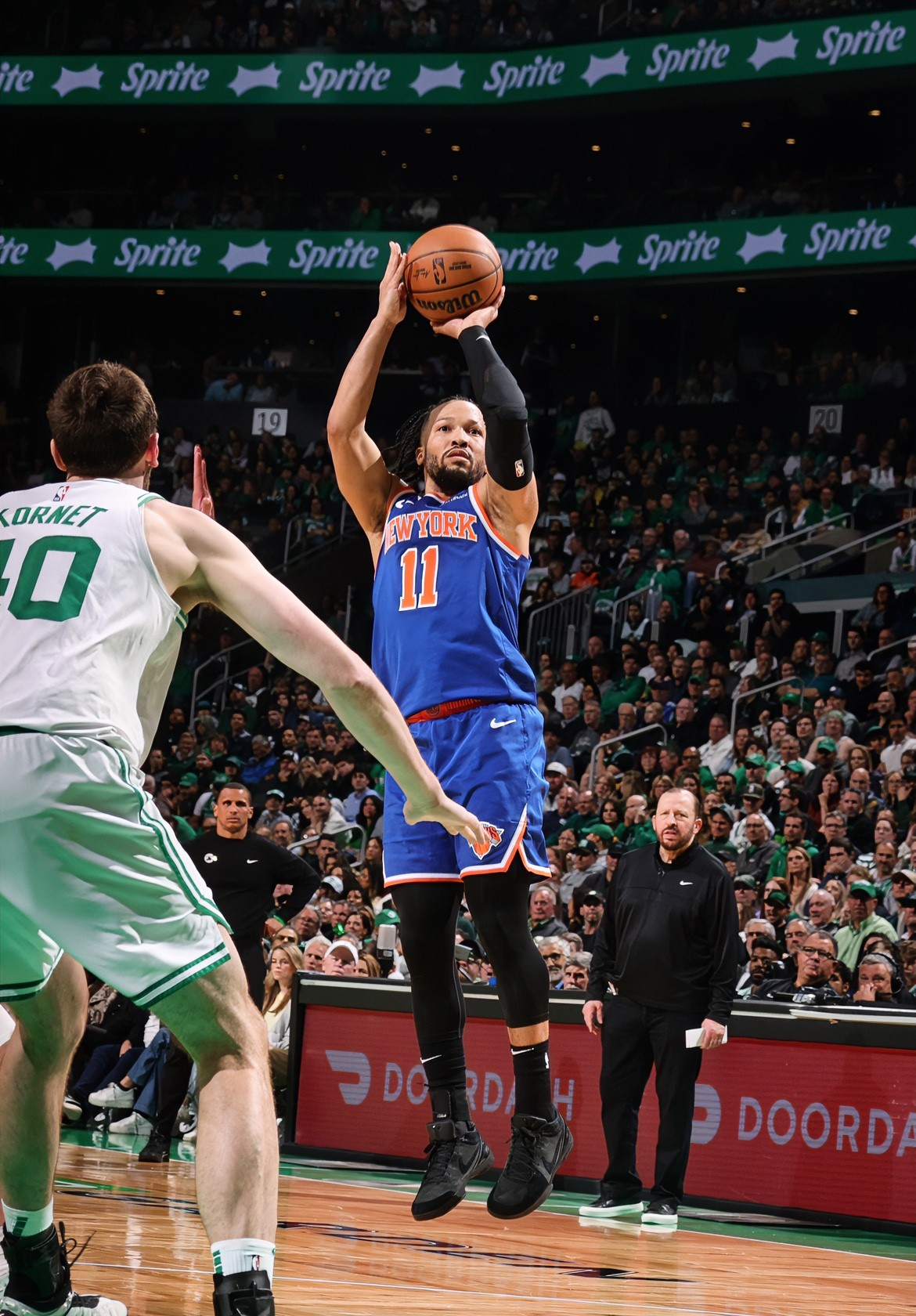 PG电子官方-尼克斯全队共同努力，取得关键胜利