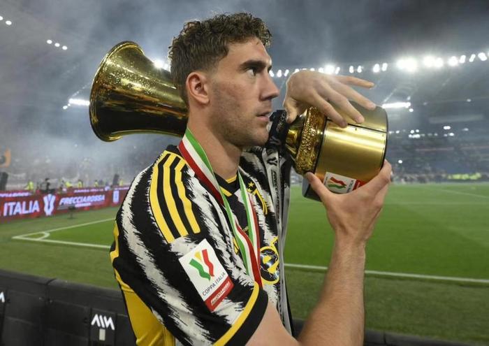 包含尤文图斯球迷热情高涨，期待球队再夺冠的词条