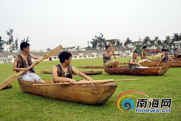 独木舟比赛临近决赛,选手为金牌做准备 独木舟比赛临近决赛,选手为金牌做准备