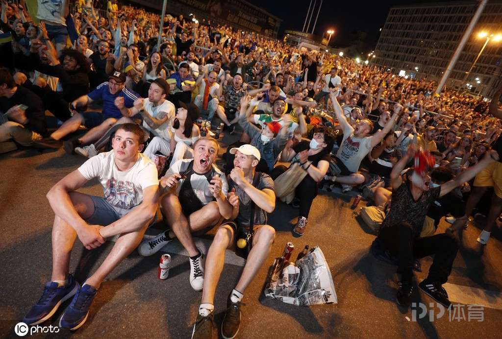 佛罗伦萨主场胜利,球迷欢呼雀跃 佛罗伦萨主场胜利,球迷欢呼雀跃