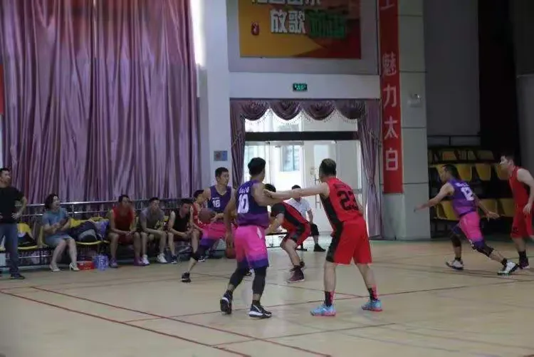 上海鹰队与对手在洲际球场上展开激烈角逐! 上海鹰队与对手在洲际球场上展开激烈角逐!