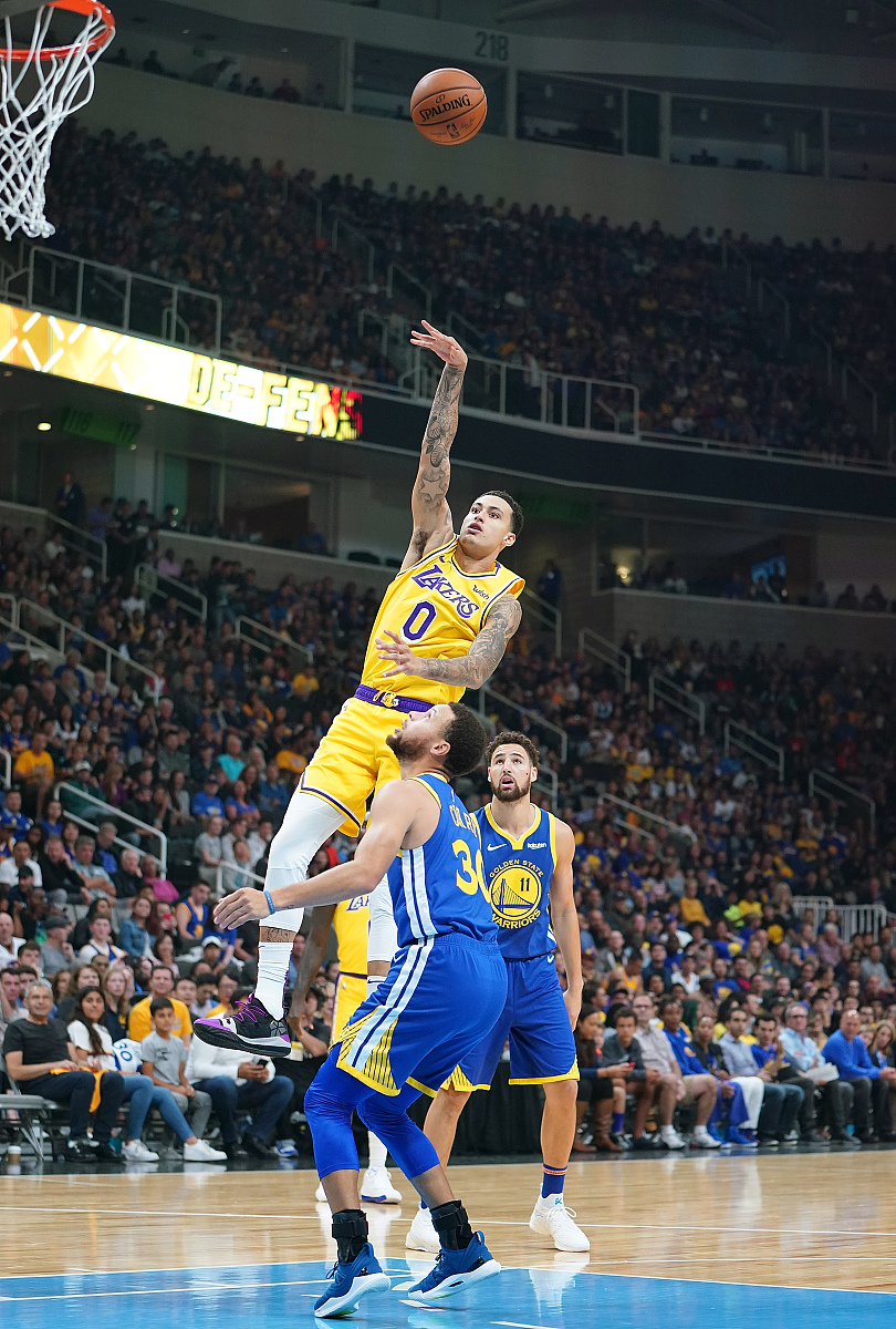 一场关键比赛中，球队整体表现出色，力压对手取得胜利