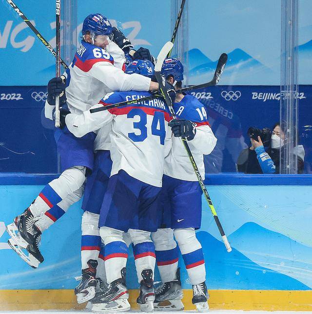 斯洛伐克队展现团队实力,锁定淘汰赛资格 斯洛伐克队展现团队实力,锁定淘汰赛资格