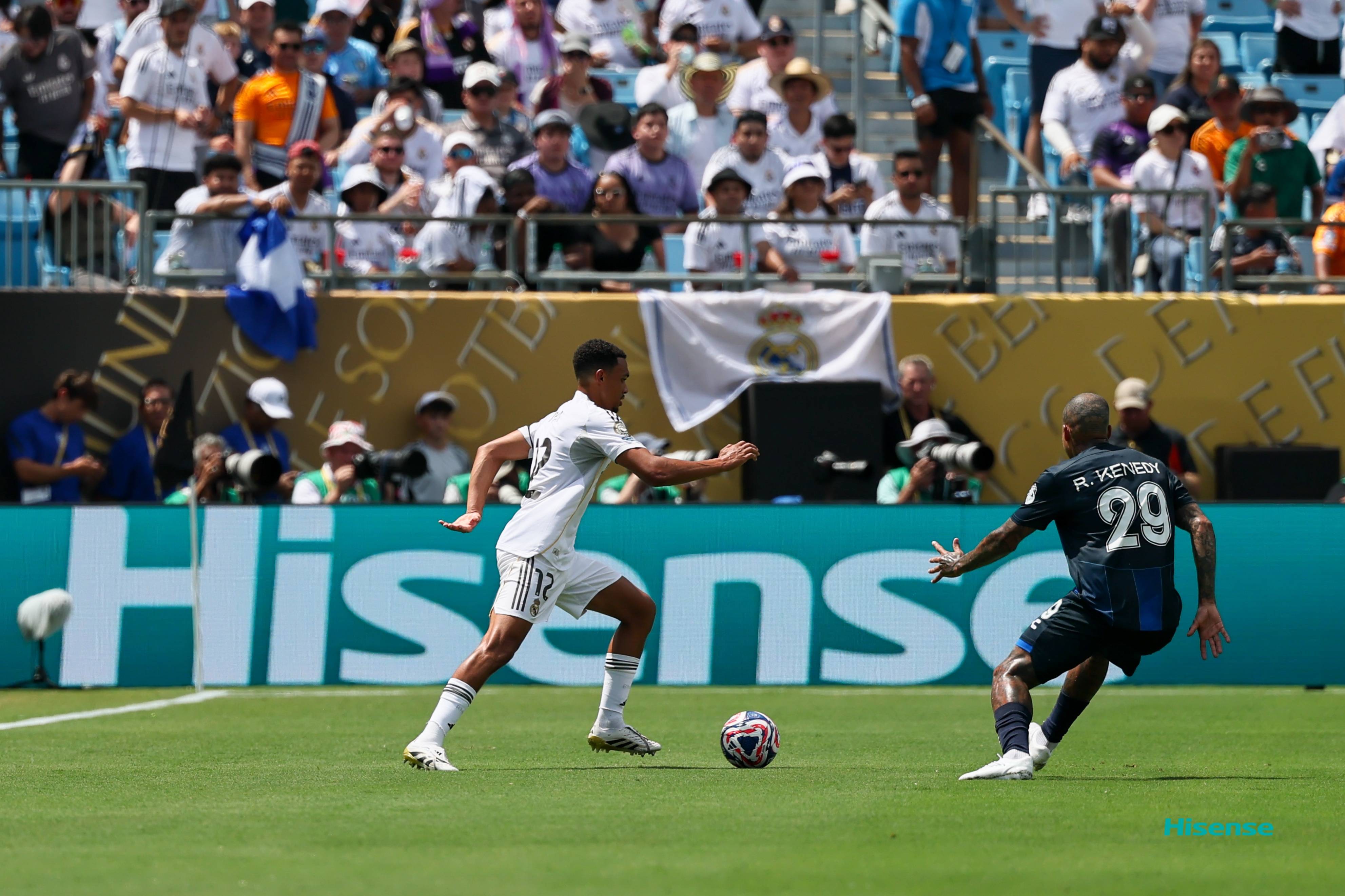 皇马前锋攻破对手防线:毫不手软 皇马前锋攻破对手防线:毫不手软