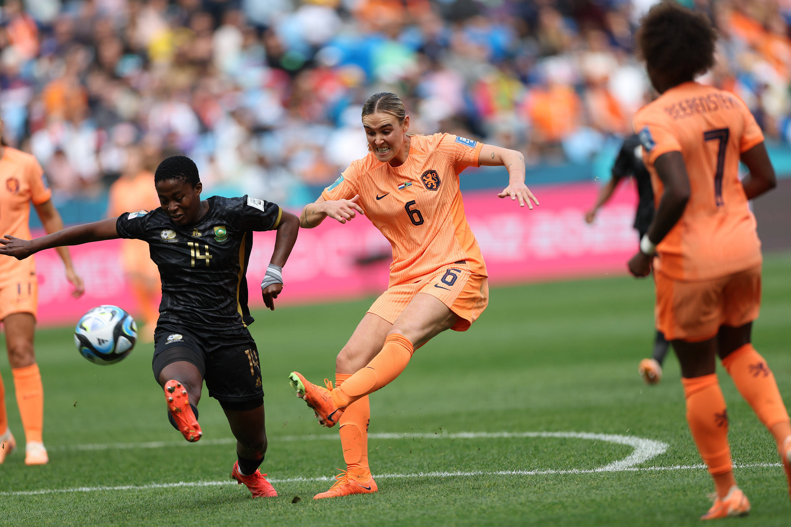 法国队力克美国队,捧起女足世界杯冠军奖杯的简单介绍 法国队力克美国队,捧起女足世界杯冠军奖杯的简单介绍