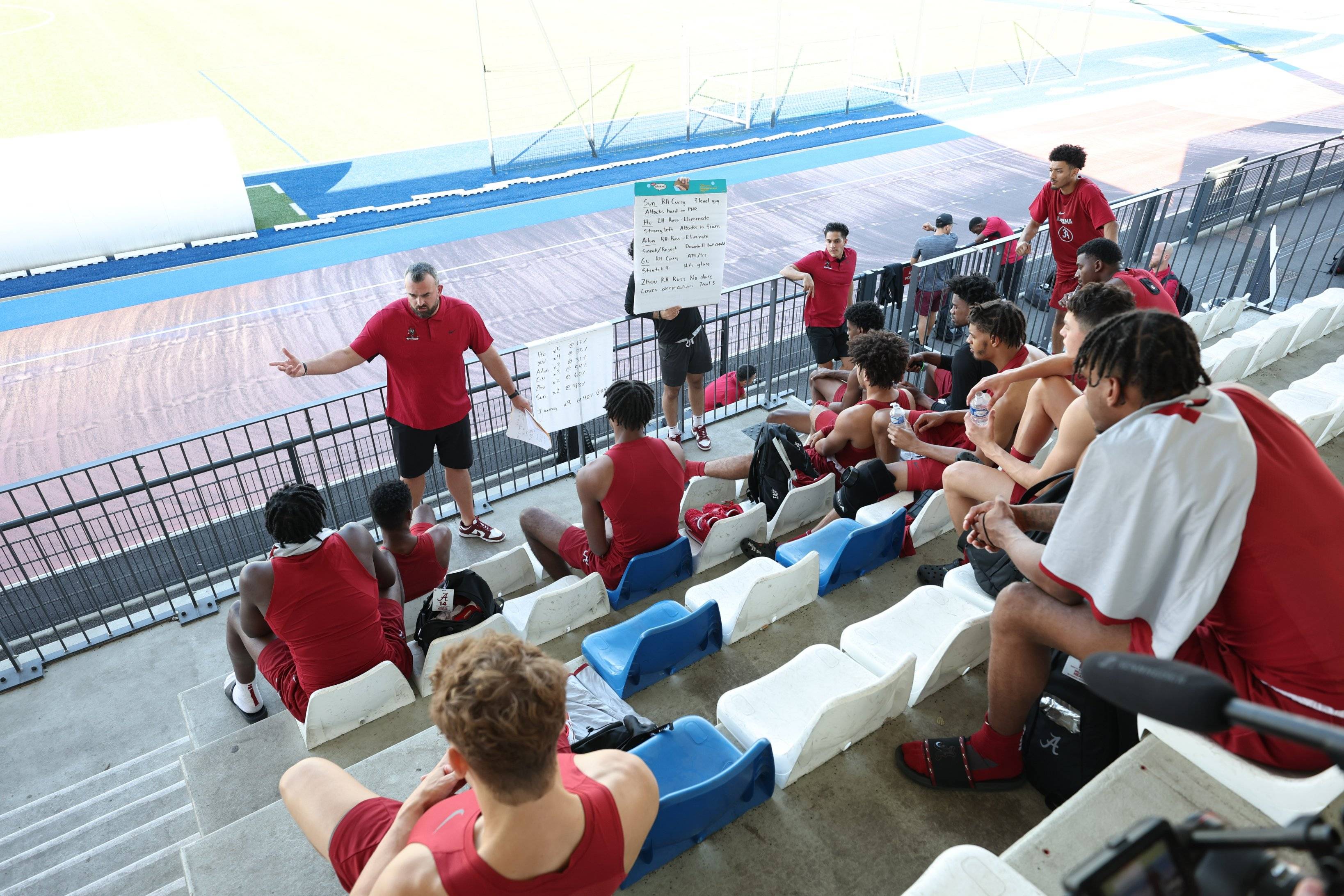 甘冈中场组织稳定,为球队提供后勤支持的简单介绍 甘冈中场组织稳定,为球队提供后勤支持的简单介绍